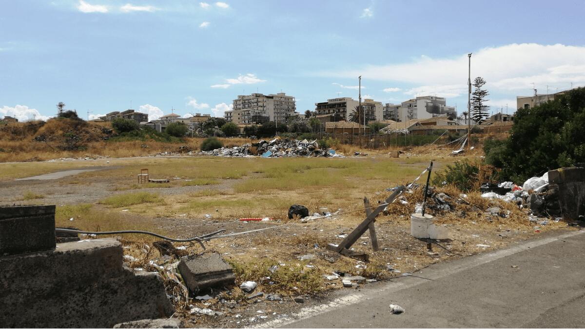 Non è più un campo Rom ma permane un sito abbandonato: lo slargo in via Anfuso senza sicurezza - 