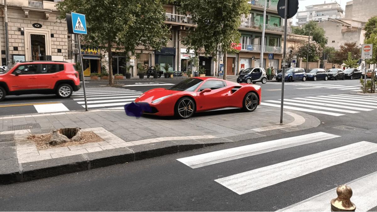 La Ferrari a Catania si parcheggia sopra il marciapiede: la foto che indigna e fa discutere - 