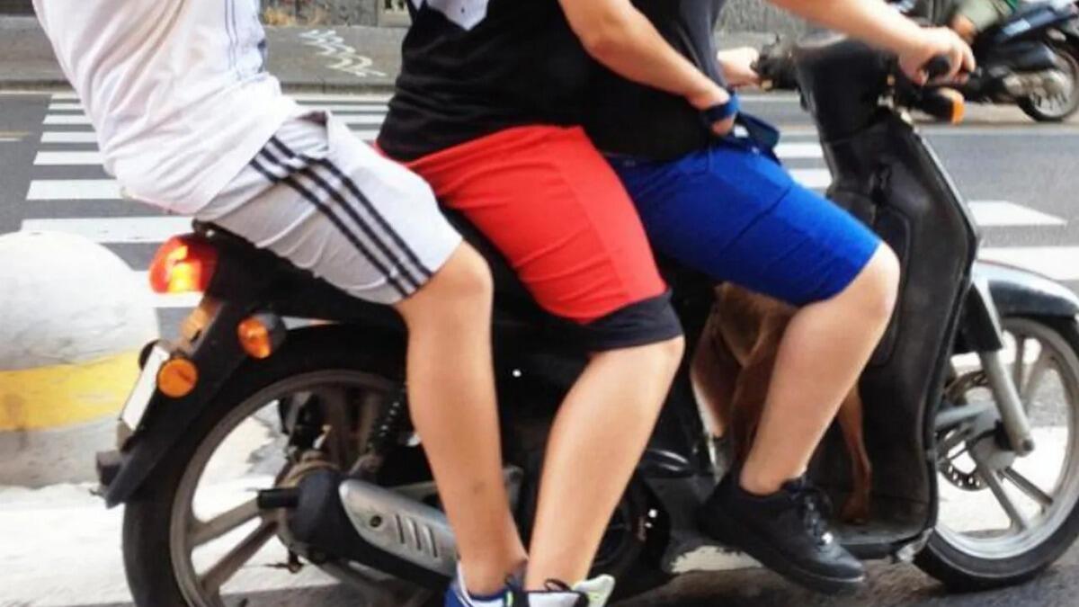 Viaggiano in scooter senza casco e con la figlia neonata, i poliziotti li fermano ma vengono malmenati - 