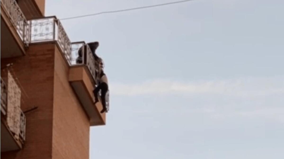 Tenta il suicidio gettandosi dal balcone: salvato dal tempestivo intervento degli agenti (I FATTI) - 