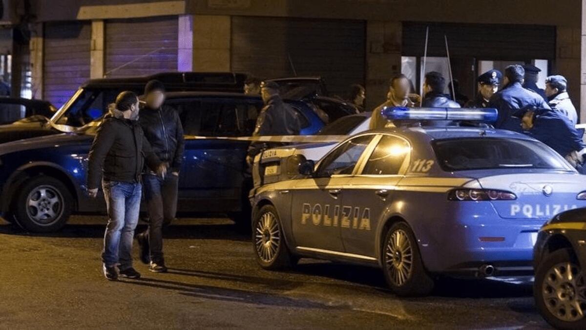 Donna “delusa” attende nel parcheggio ex e moglie dell’uomo per accoltellarli (NOME E DETTAGLI) - 