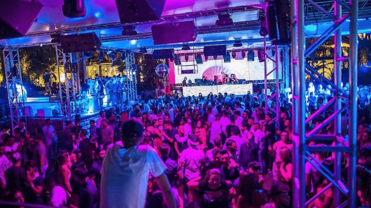 Intensificati controlli Polizia Playa: titolare discoteca beffa la Legge tra alcol e musica oltre l’orario - 