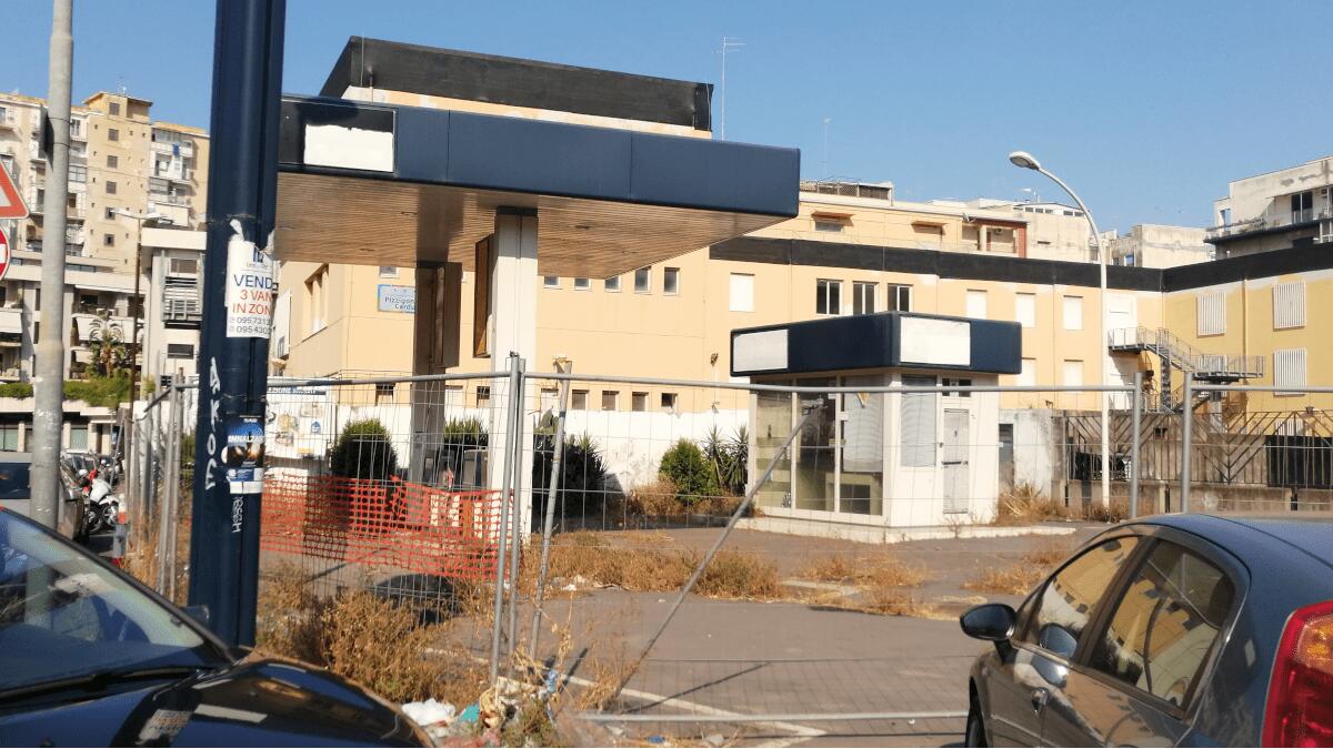 Quel pugno nell’occhio in via Imbriani: degrado sempre maggiore nell’ex stazione di servizio - 