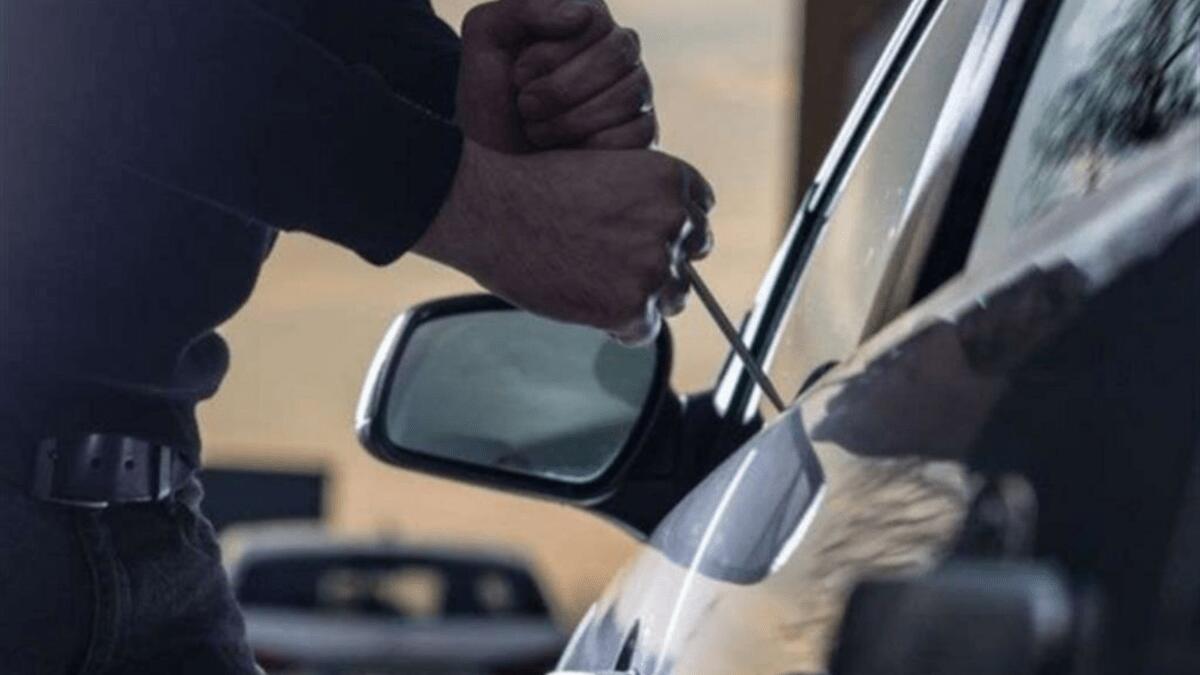 Diciannovenne già pregiudicato continua a delinquere: furto d’auto mentre l'osservano e segnalano - 
