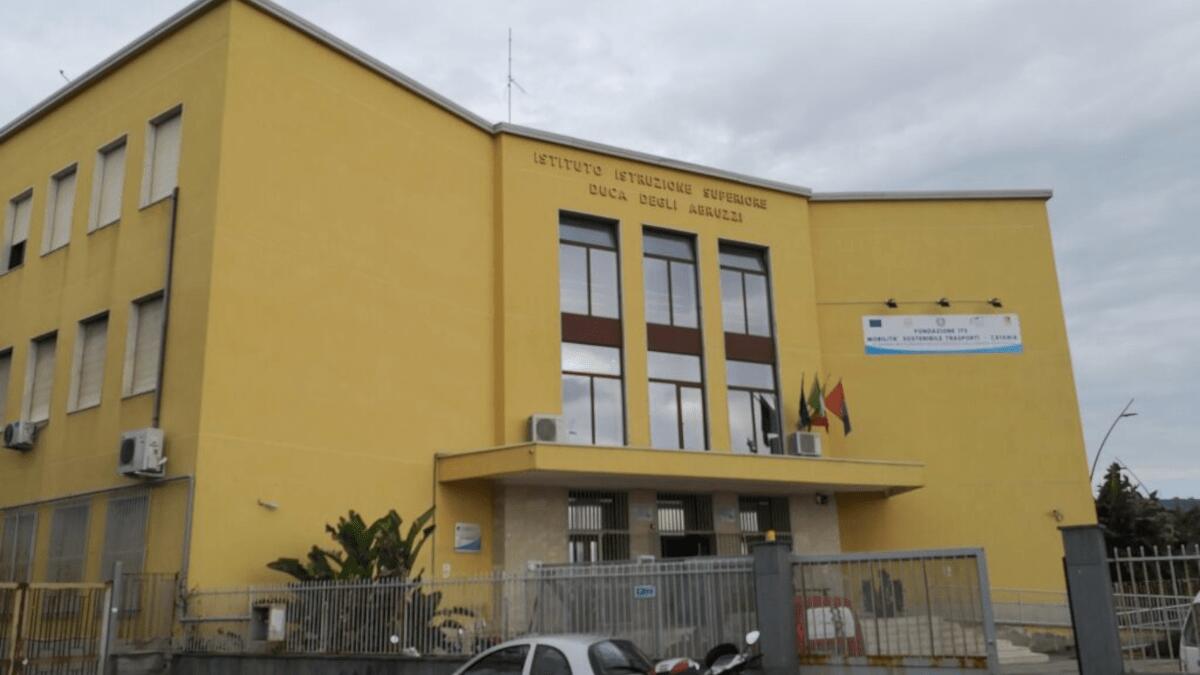 Dirigente istituto scolastico candidata con l’estrema destra porta alunni a un comizio del “leader” - 