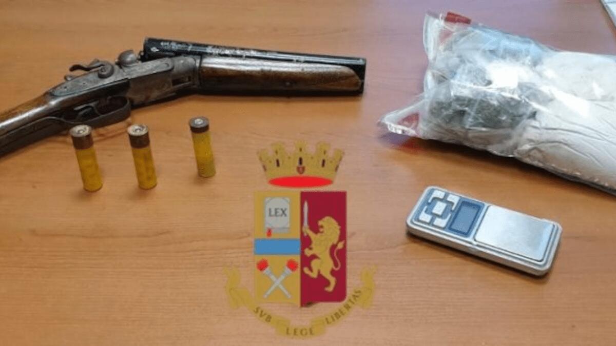 Ventunenne fa vendita al dettaglio davanti casa: armi, munizioni e droga (NOME E DETTAGLI) - 