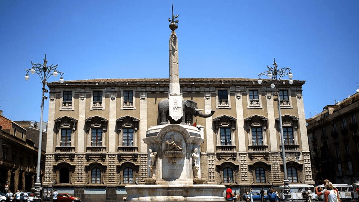 Luci spente al Palazzo degli Elefanti: segno di attenzione alla crisi delle attività produttive - 