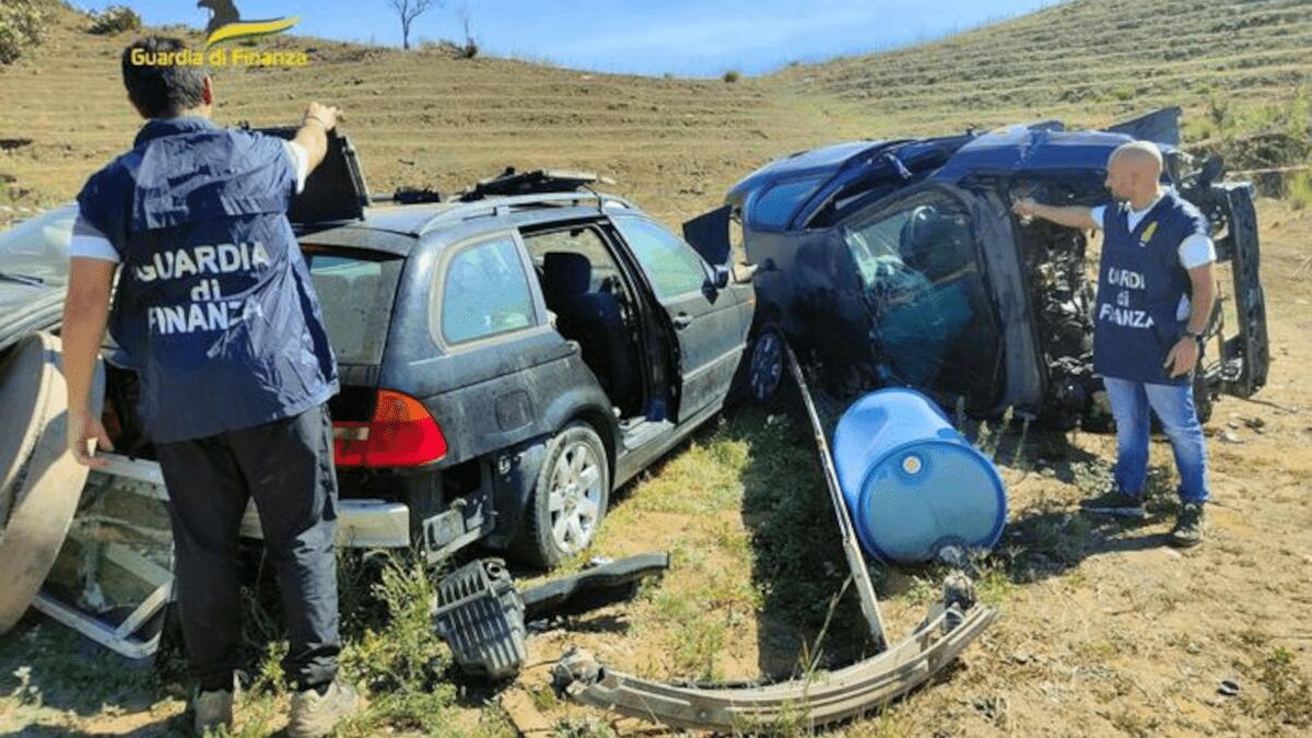 Scoperti 2.000 mq di discarica abusiva con rifiuti speciali dalla GdF: grave danno ambientale - 