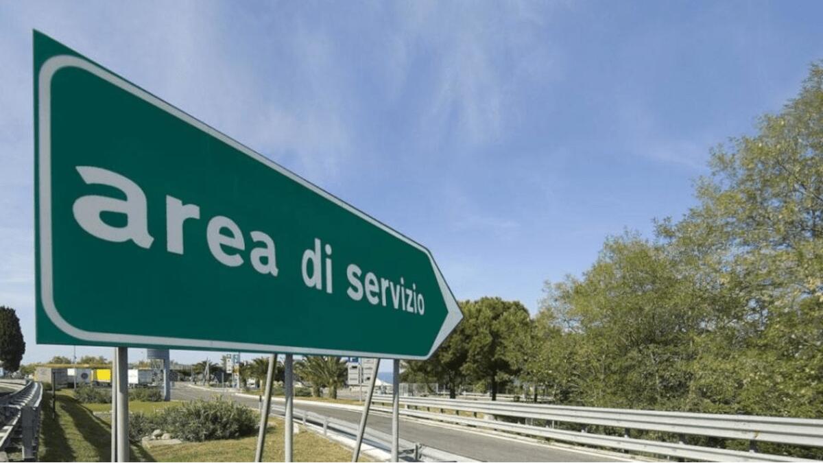 Trentunenne rapina aree servizio A18 con motosega: poliziotti si fingono bagnanti per prenderlo - 