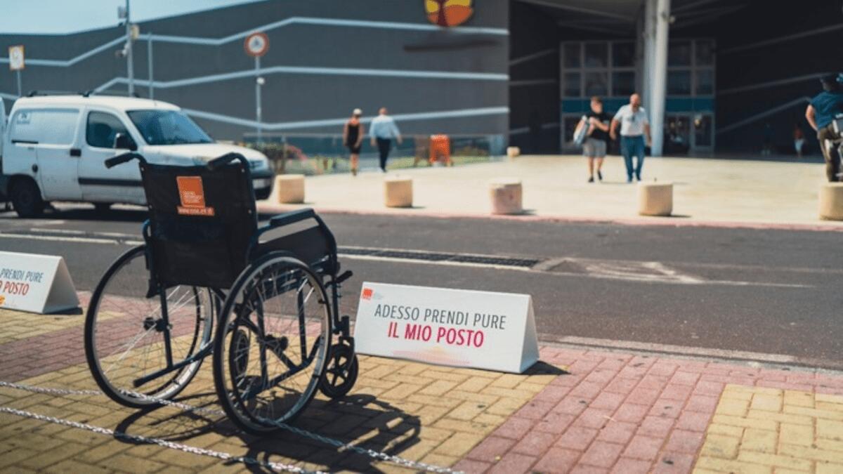 Disabili in rivolta, flash mob a Catania: «Prendi il mio posto». Carrozzine in posti per normodotati - 