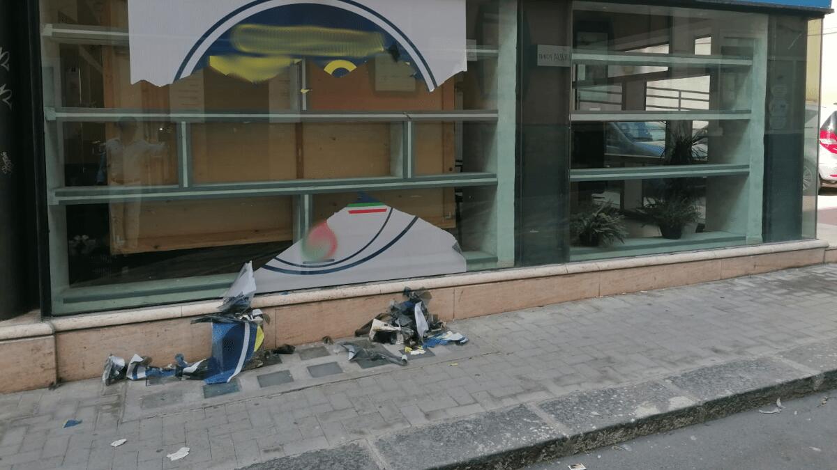 La reazione “ostile” alla propaganda passa dall’imbrattamento dei manifesti a quello delle sedi - 