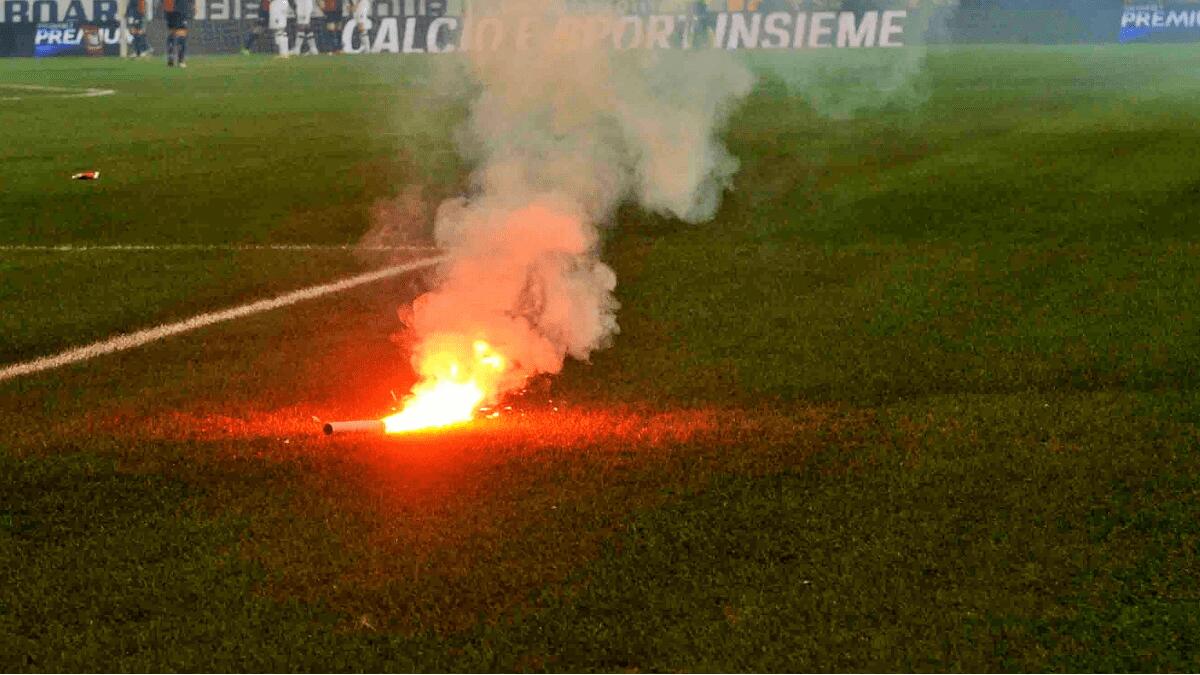 Il Calcio a Catania cambia in positivo ma i tifosi no: Ultras denunciato per lancio fumogeno - 