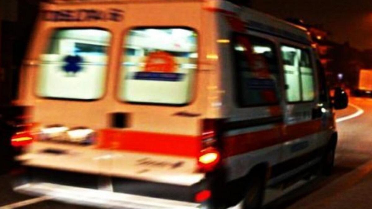 Minicar si schianta sul muro e si capovolge per evitare un gatto: morto 15enne - 