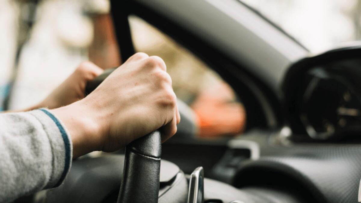 Pluripregiudicati chiacchierano serenamente in auto bloccando il traffico: infastiditi dalla Polizia - 