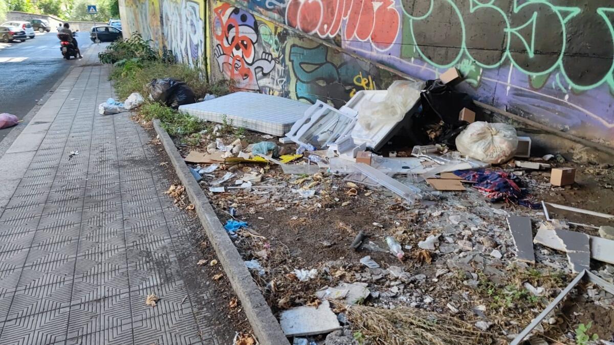 Il Sottopasso di via Giuffrida Castorina trasformato in una discarica abusiva - 