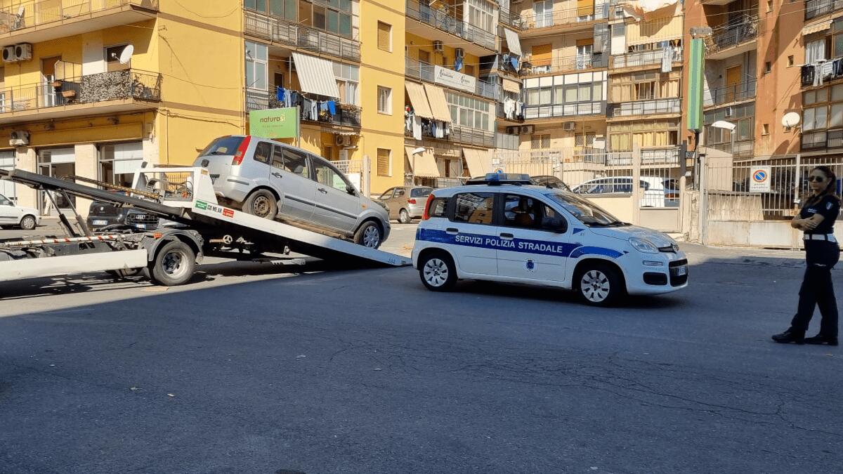 “Ripicca” comunale: Polizia Municipale rimuove auto abbandonate luogo aggressione cameraman - 