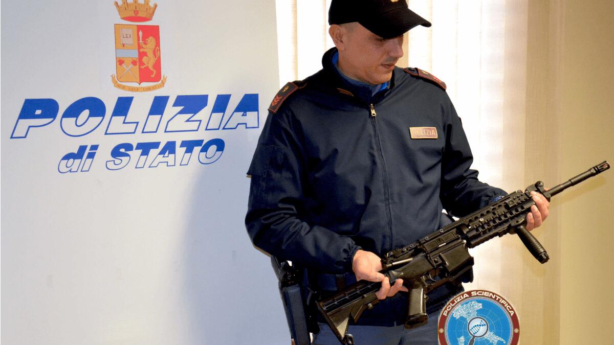 Giovani “giocano” a sparare dall’auto con un fucile d’assalto: gli agenti li aspettano al rientro a casa - 