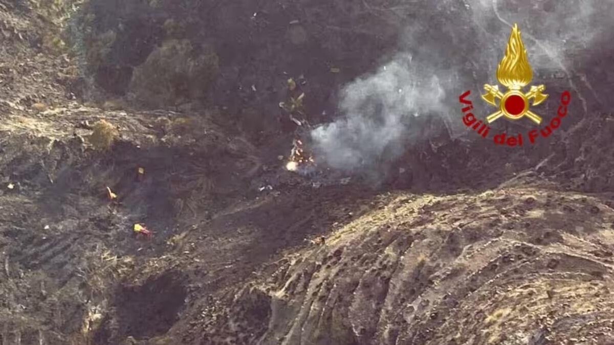 Grave incidente a Linguaglossa, Canadair dei Vigili del fuoco si schianta sull'Etna - 