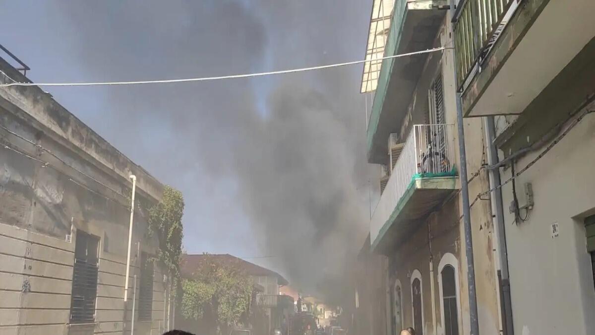 Incendio a Picanello, fumo nero ricopre la città - 