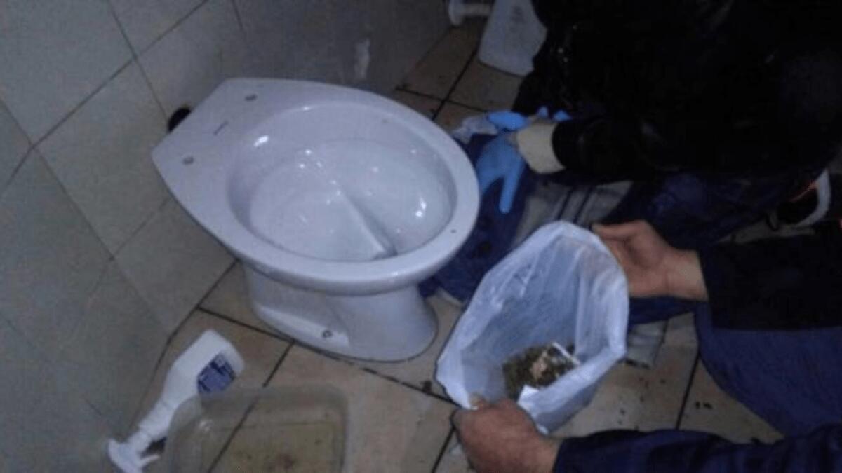 Sistema di spaccio ben organizzato distrutto dalla Polizia: pusher usano WC per disfarsi della droga - 