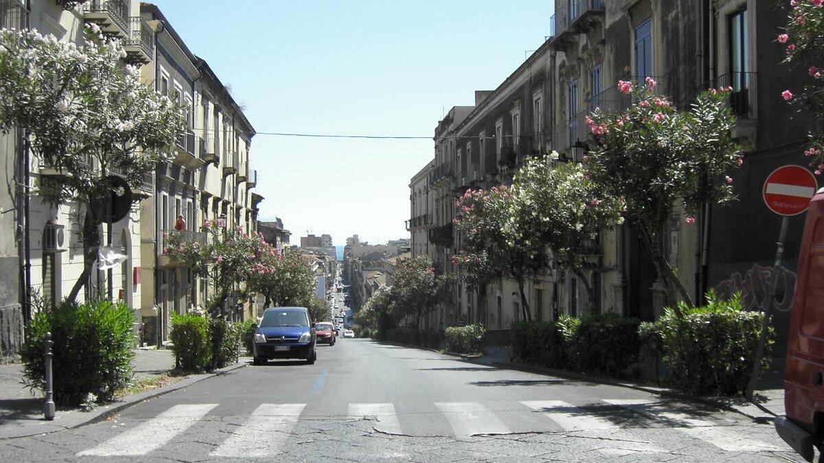 Posteggia per far salire i figli disabili, ma viene pestato per non aver ceduto il posto (I FATTI) - 