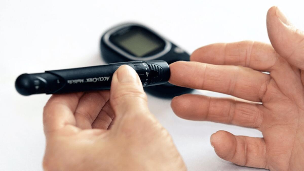Fermato al posto di blocco: prima aggredisce agenti poi beve succhi di frutta per provocare diabete - 