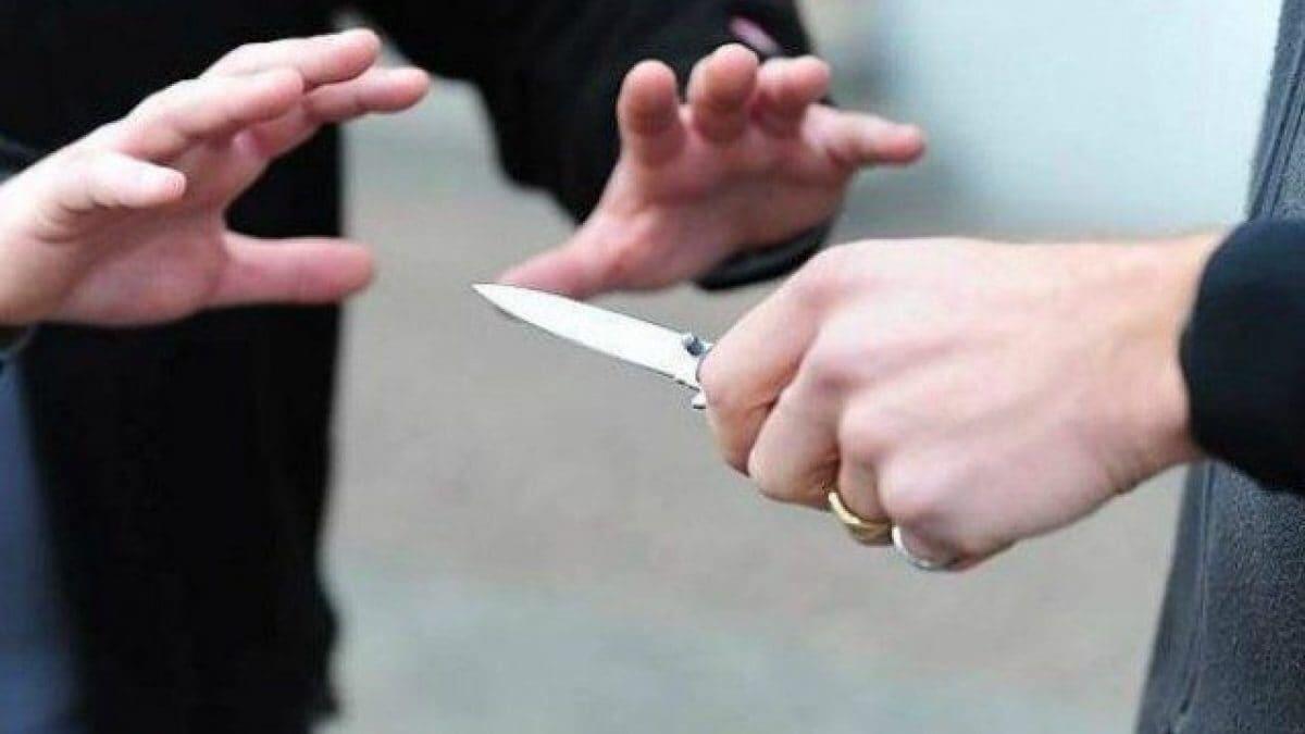 Salva la madre dalle coltellate del padre, e resta ferita (I FATTI) - 