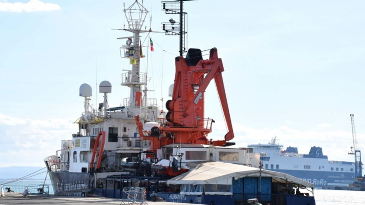 Porto di Catania, uno dei due siriani che si è buttato in mare ha la febbre - 
