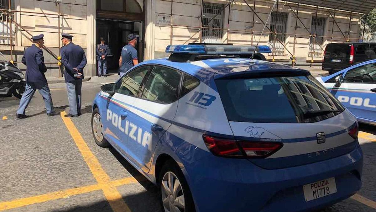 Aggredisce due poliziotte perché vuole un interlocutore maschio (I FATTI) - 