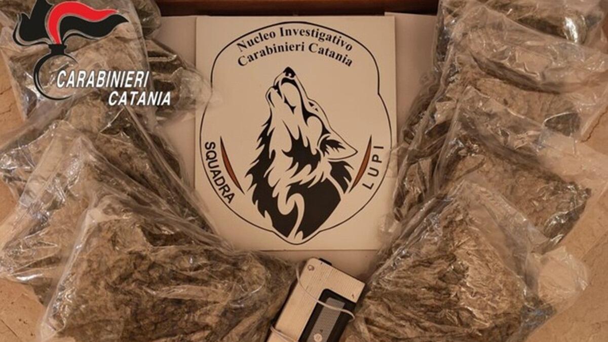 47enne girava in auto con 11Kg di droga che gli avrebbero fruttato 100.000 euro - 