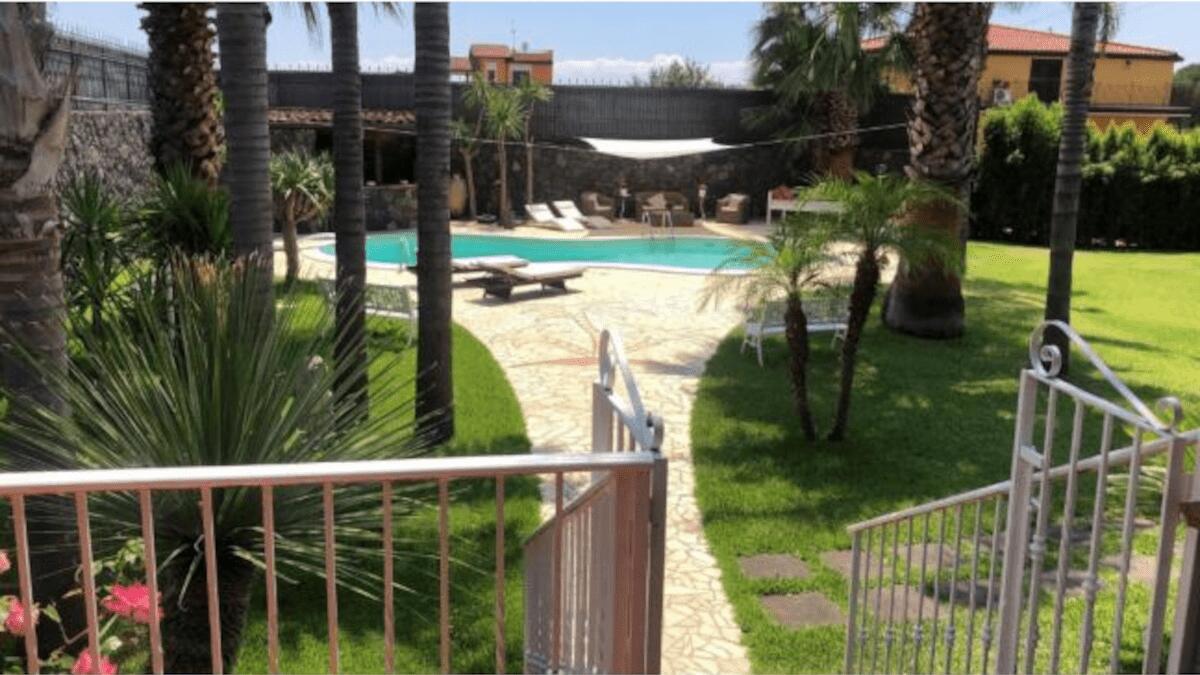 Fiero della sua villa extra lusso a Ognina: imprenditore rubava energia elettrica con allaccio abusivo - 