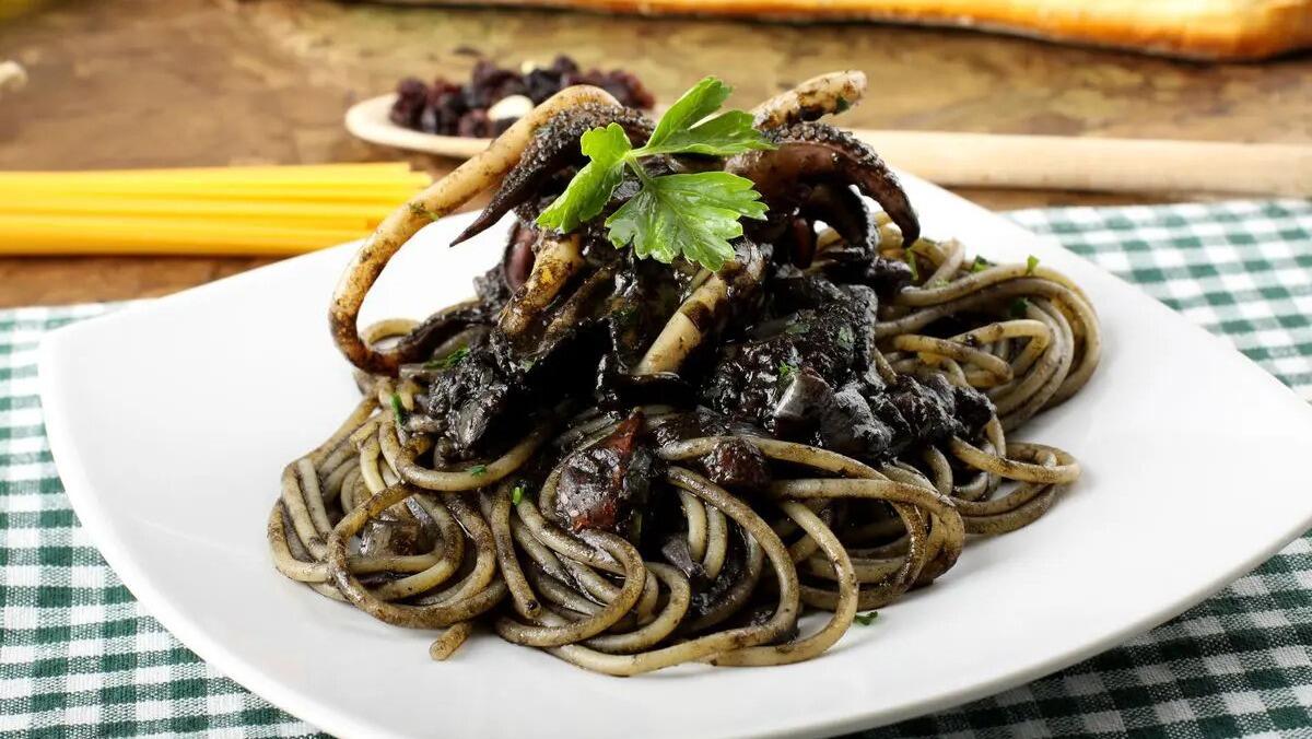 Pasta Co Niuru de Sicci: Storia e Ricetta di Uno dei Tipici Primi Catanesi - 