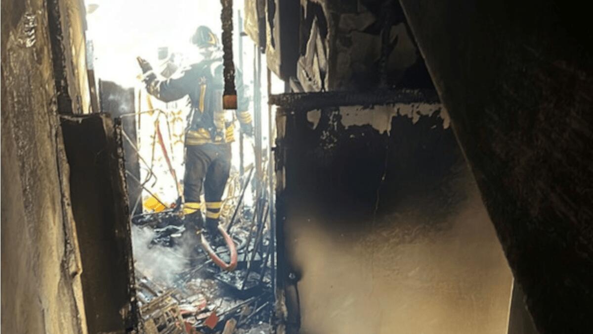 Incendio in un palazzo in via Aurora: salvate 15 famiglie da una fine nefasta: due agenti intossicati - 