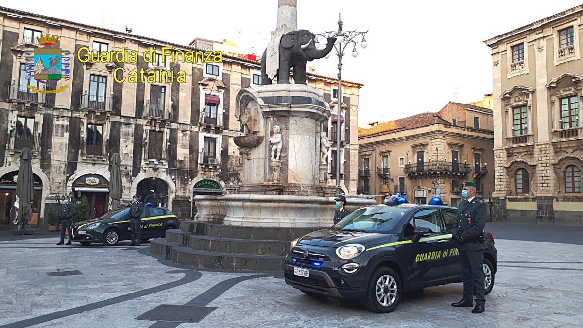 Viaggiano in auto con due teste in terracotta del V secolo a.C. - 