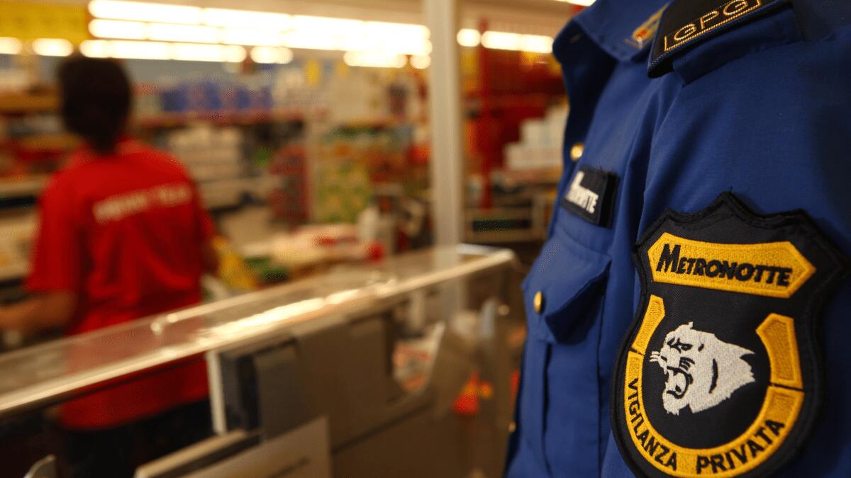 Furto in supermercato Corso Sicilia: utilizzano telecomando per aprire deposito merci - 