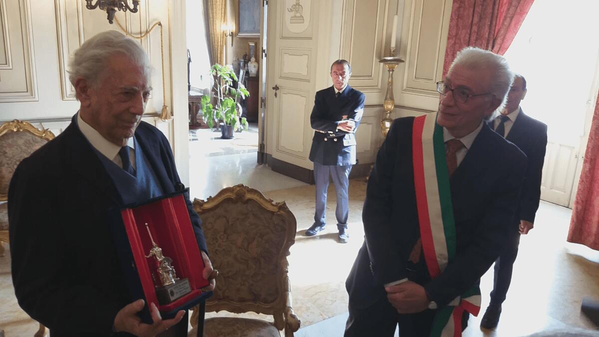 Consegnato Elefantino d’argento al premio Nobel Mario Vargas Llosa in visita a Catania - 