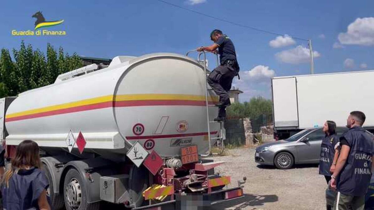 Truffa su carburanti: rivendevano a basso costo evadendo Iva e accise (I DETTAGLI) - 