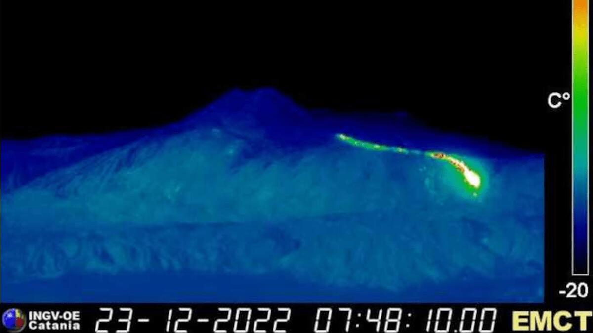 Una piccola colata emerge nella Valle del Leone sull’Etna - 