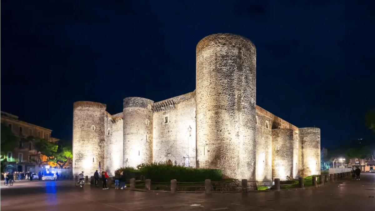 Arriva l’illuminazione notturna per il Barocco etneo in favore del turismo (ma l’albero rimane spento) - 