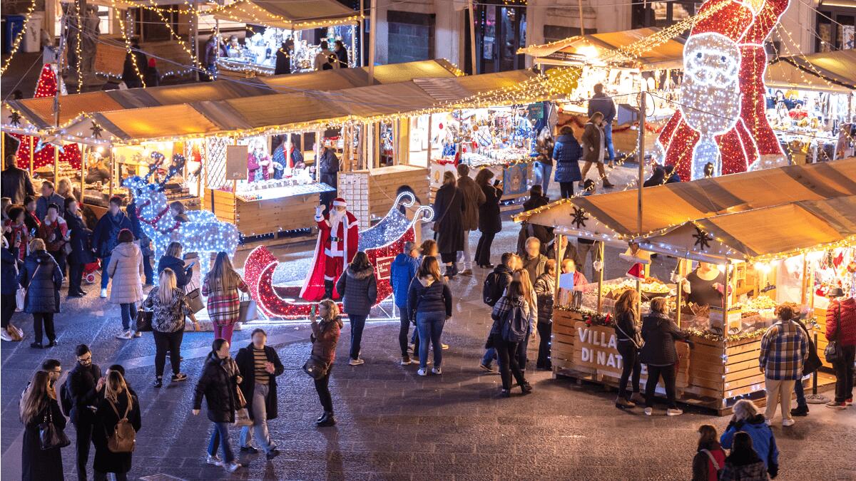 Il mercatino di Natale a Catania raccoglie tante presenze e anima il centro storico - 