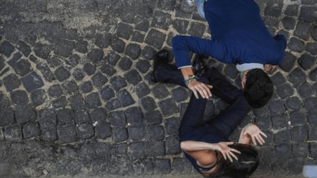 Porta il fidanzato a casa ma non piace: pestaggio in branco di dieci famigliari contro la coppietta - 