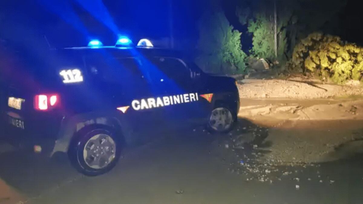 Donna uccisa brutalmente nella sua abitazione nel catanese: Carabinieri sul luogo per le indagini - 