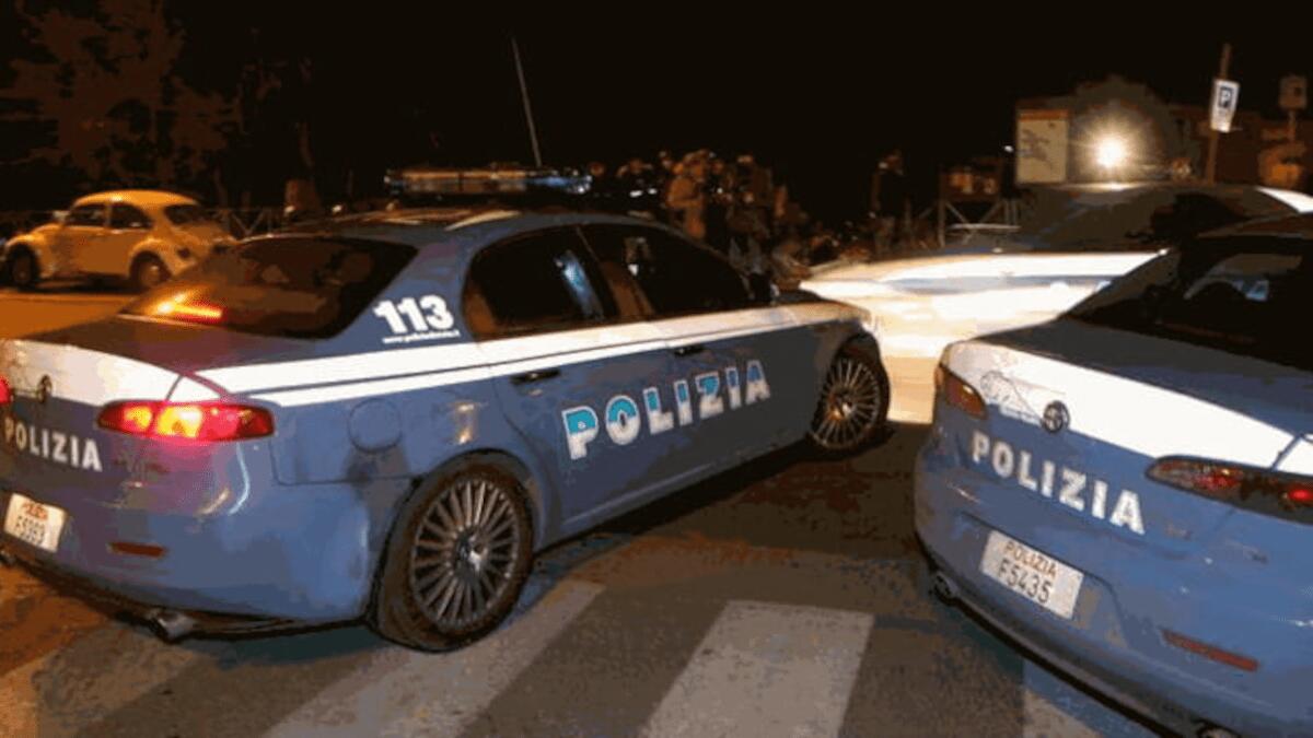 Fuga rocambolesca tra le vie del centro terminata sfondando un’auto parcheggiata: fuggito perché senza assicurazione - 