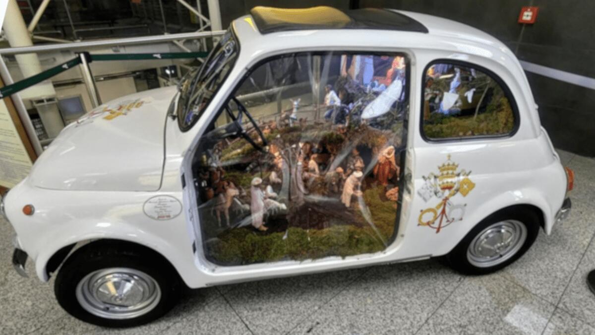 In partenza o in arrivo all’aeroporto di Catania? Non perdetevi il presepe di Caltagirone in una Fiat 500 - 