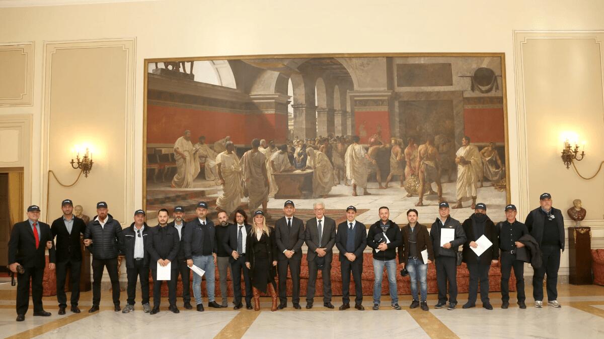Assunzioni in Amts: 20 autisti passano al contratto a tempo indeterminato firmando al Municipio - 
