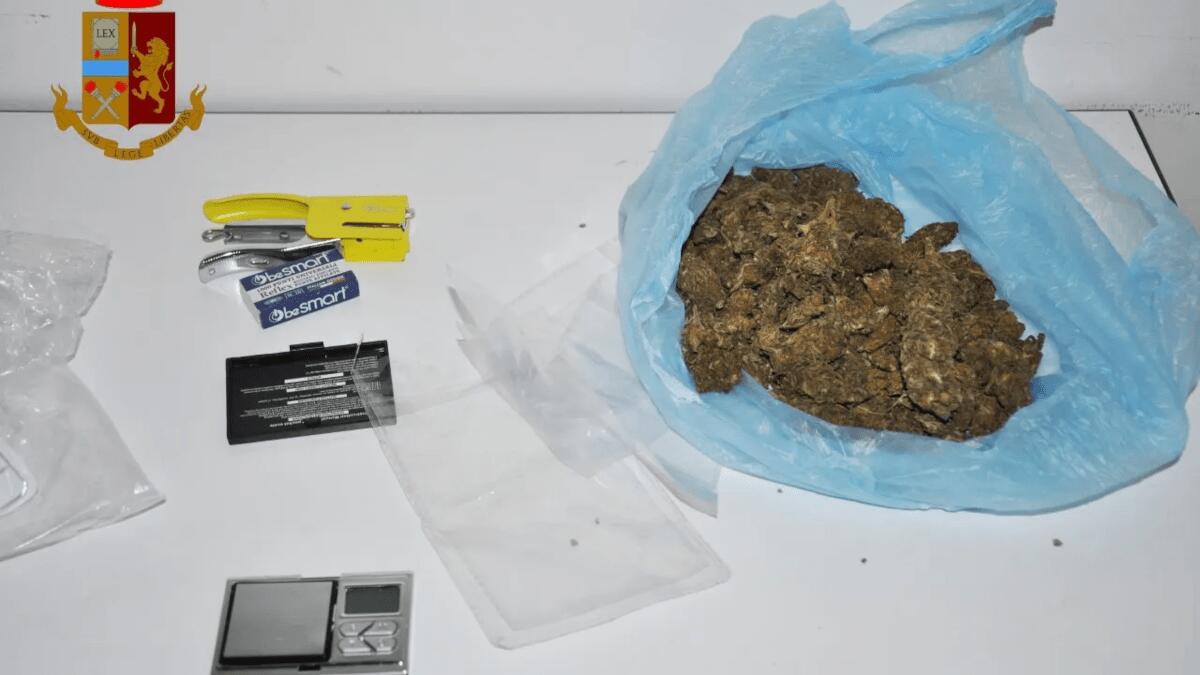 Quindicenne ma veterano come corriere della droga: alla fermata del Bus lo aspettano gli agenti - 