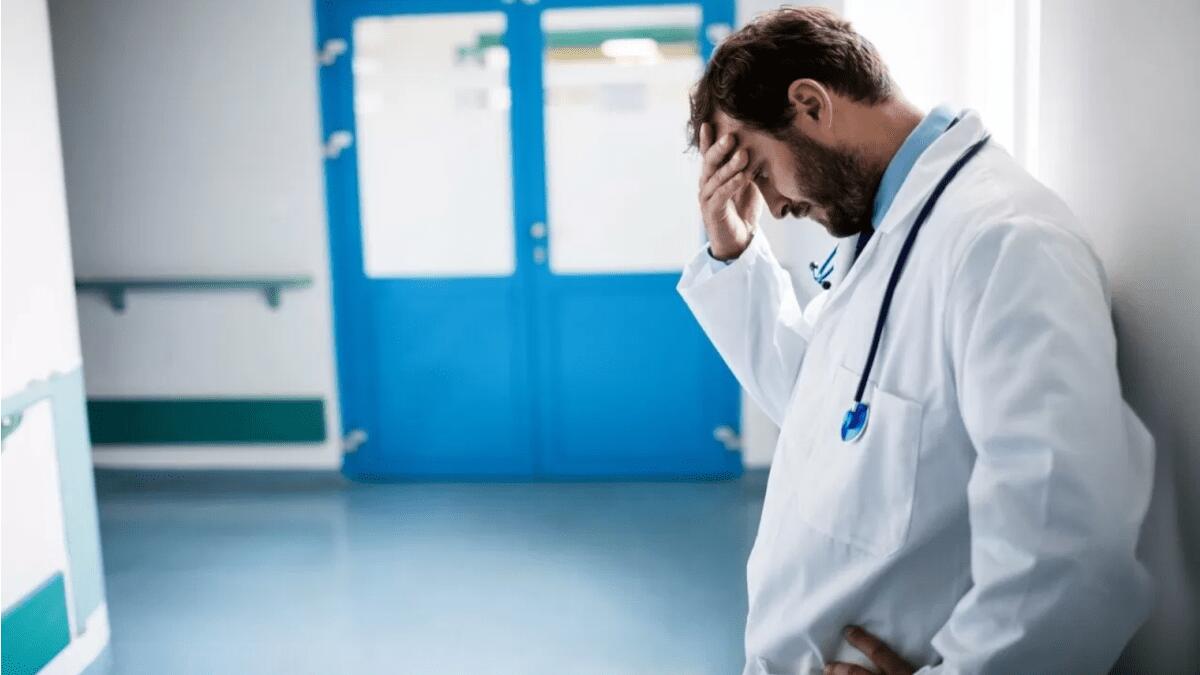 Medico aggredito al pronto soccorso del catanese: costretto a lavorare 18 ore anche dopo aggressione - 