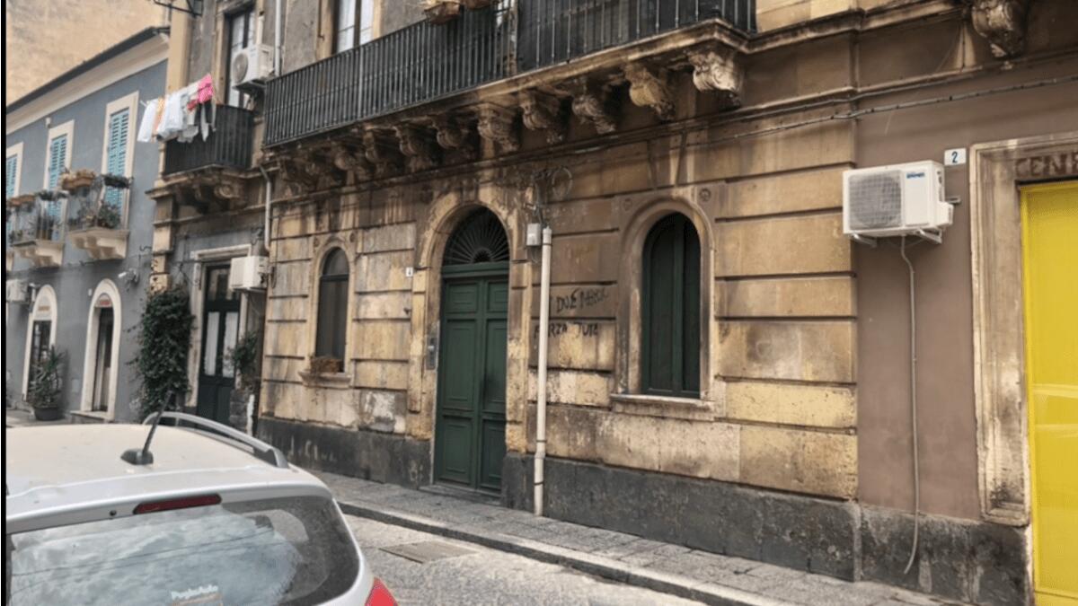 Immobili occupati abusivamente in via Gallo: Policlinico cede, firmati regolari contratti di locazione - 