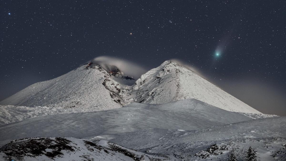 L'Etna innevato diventa teatro dello spettacolo della cometa di Neanderthal: guarda foto - 