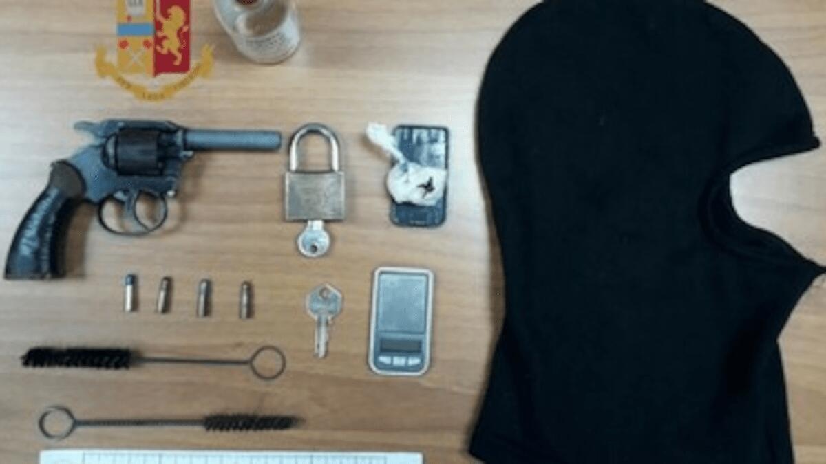 Pregiudicato poteva farla franca ma sfreccia accanto a Volante: trovata droga, passamontagna e armi - 